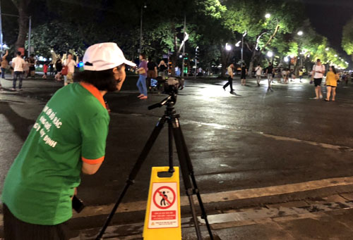 Nhân viên công ty môi trường ghi hình người xả rác bừa bãi ở phố đi bộ Hoàn Kiếm